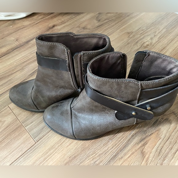 Fergie Ankle Boots - Picture 2 of 5